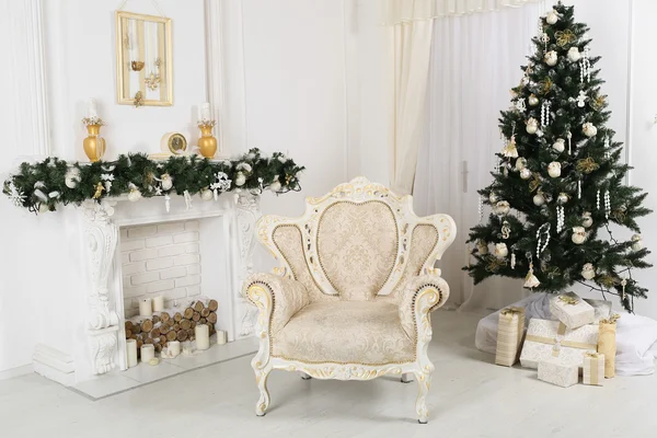 Chambre de Noël décorée avec un arbre, cheminée, chaise facile — Photo