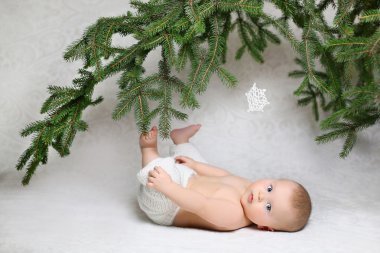 şirin bebek beyaz örme pantolon Unger Noel ağacının dalını yalan