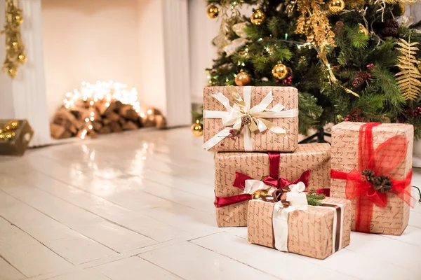 bir ağacı, hediyeler, şömine ile dekore edilmiş chrismas Oda