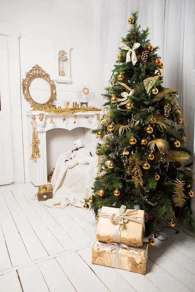 bir ağaç ve hediyeler ile dekore edilmiş Noel Oda