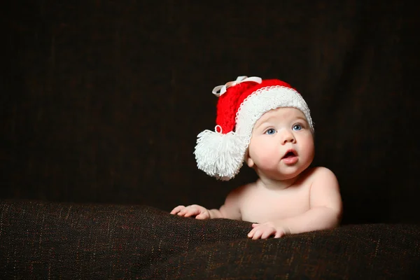 Natal bebê withon boca aberta usando um chapéu de Natal vermelho e branco — Fotografia de Stock