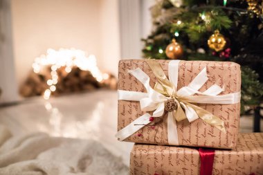 bir ağacı, hediyeler, şömine ile dekore edilmiş chrismas Oda