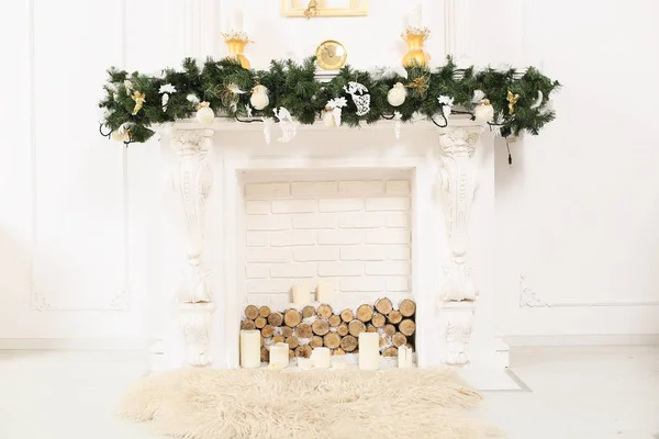 Decorado elegante chimenea de Navidad —  Fotos de Stock