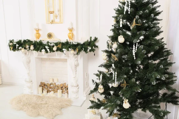 bir ağaç Chrismas Oda dekore şömine