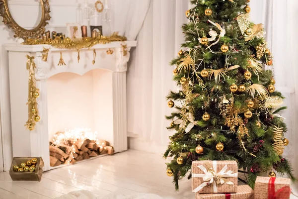 Chambre de Noël décorée avec un arbre, cadeaux, cheminée — Photo