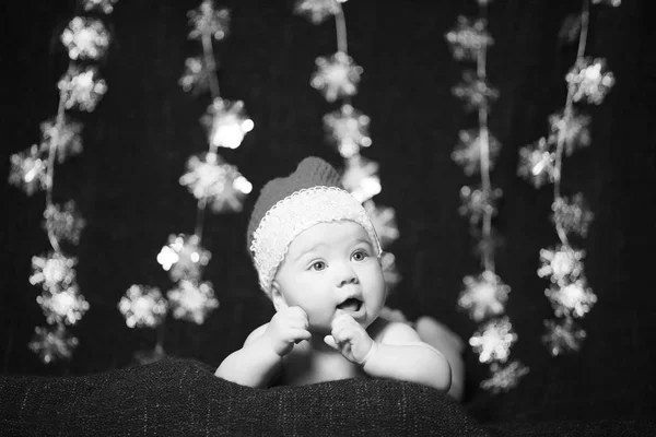 Phoro preto e branco de um bebê de Natal com uma boca aberta usando um chapéu de Natal — Fotografia de Stock