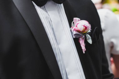 Smokin yaka çiçeği giyen damat