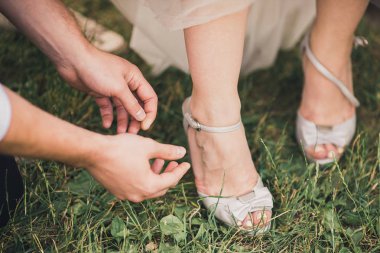 adamın elleri ve gelinin ayakları