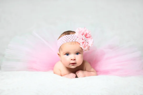 Bonito pequeno bebê menina em um bom rosa queimado vestido — Fotografia de Stock