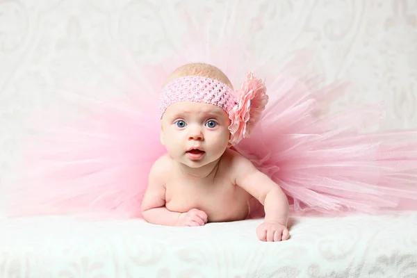 Bonito pequeno bebê menina em um bom rosa queimado vestido — Fotografia de Stock