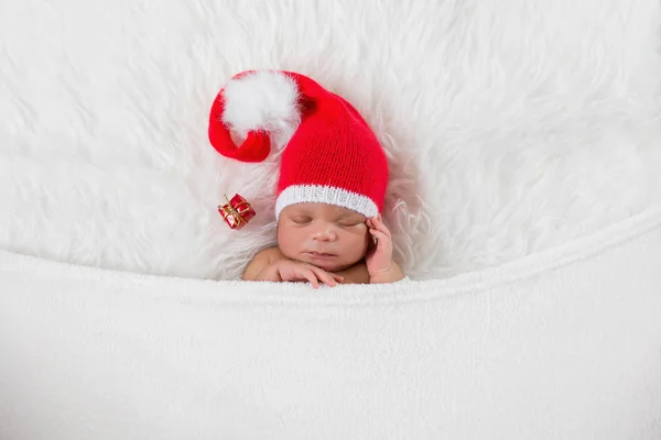 Adorável Recém Nascido Menina Vestindo Santa Chapéu Dormindo — Fotografia de Stock