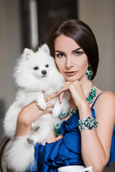 Menina Uma Placa Elegante — Fotografia de Stock