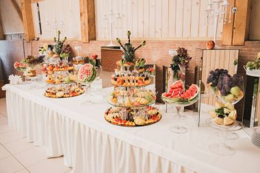 Düğün kutlamaları masada açık büfe