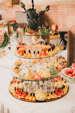 Düğün kutlamaları masada açık büfe