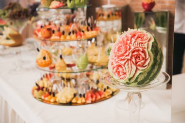 Düğün kutlamaları masada açık büfe