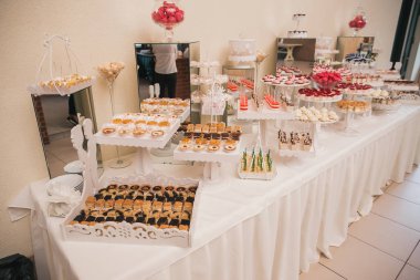 Düğün kutlamaları masada açık büfe