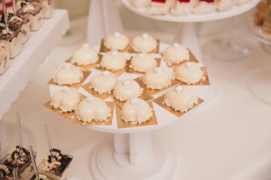 Düğün kutlamaları masada açık büfe