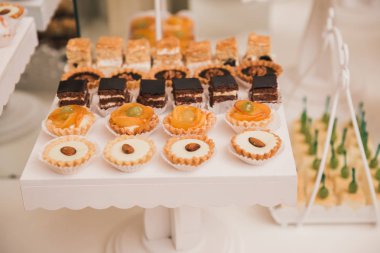 Düğün kutlamaları masada açık büfe