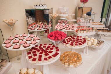 Düğün kutlamaları masada açık büfe