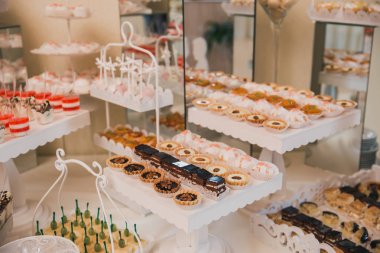 Düğün kutlamaları masada açık büfe