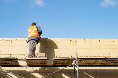 İşçinin ısıtıcı duvara koyar.