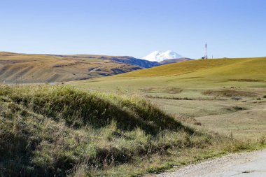 Manzara panorama Elbruz Dağı ile sonbahar hills gündüz