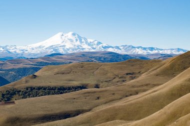 Manzara panorama Elbruz Dağı ile sonbahar hills gündüz