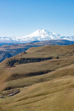 Manzara panorama Elbruz Dağı ile sonbahar hills gündüz