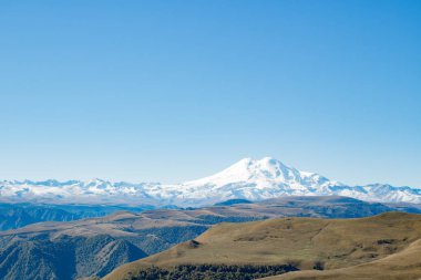 Manzara panorama Elbruz Dağı ile sonbahar hills gündüz