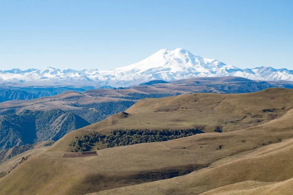 Manzara panorama Elbruz Dağı ile sonbahar hills gündüz