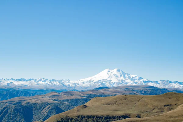 Manzara panorama Elbruz Dağı ile sonbahar hills gündüz