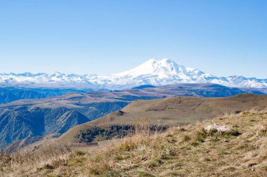 Manzara panorama Elbruz Dağı ile sonbahar hills gündüz