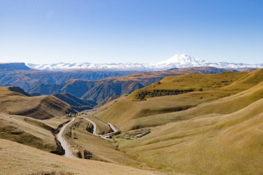 Manzara panorama Elbruz Dağı ile sonbahar hills gündüz