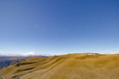 Manzara panorama Elbruz Dağı ile sonbahar hills gündüz