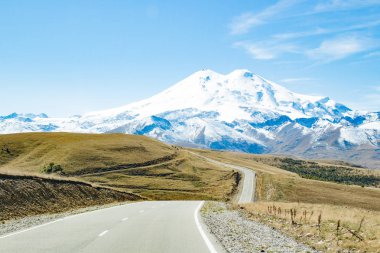 Gün boyu Elbruz Dağı yol