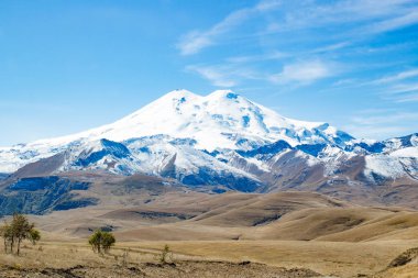 Manzara panorama Elbruz Dağı ile sonbahar hills gündüz