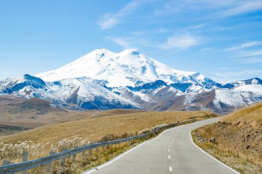 Gün boyu Elbruz Dağı yol