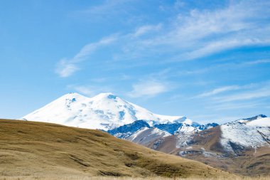Manzara panorama Elbruz Dağı ile sonbahar hills gündüz