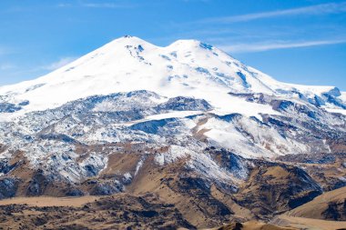 Manzara panorama Elbruz Dağı ile sonbahar hills gündüz