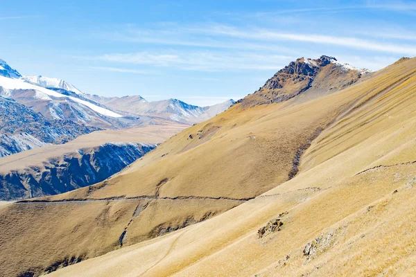 Paisaje Panorama Montaña Del Cáucaso Con Colinas Otoño Durante Día — Foto de Stock