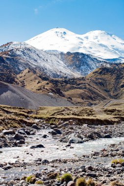Manzara panorama Elbruz Dağı ile sonbahar hills gündüz