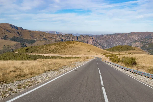 Camino a la montaña otoño — Foto de Stock