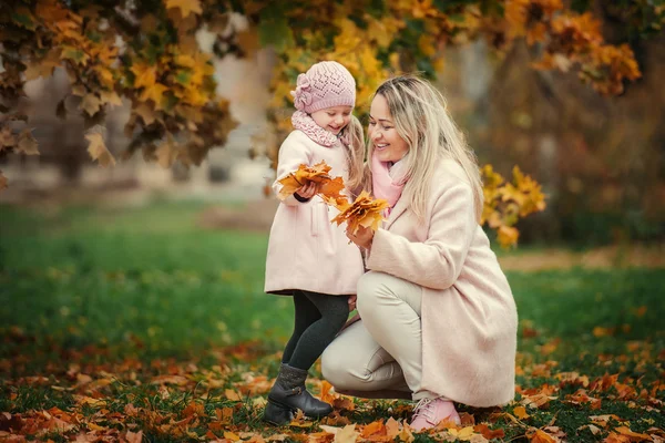 Mãe e filha no parque — Fotografia de Stock