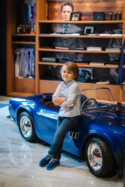 Küçük çocuk oyuncak eski model araba tarafından
