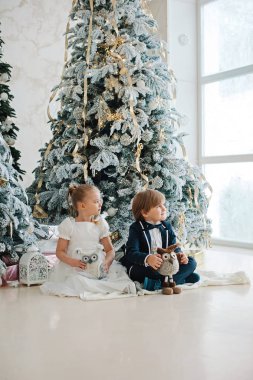 Beyaz katta oturan çocuk kızla  