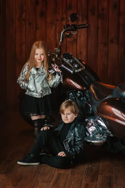 Niña cogida de la mano en motocicleta con niño — Foto de Stock