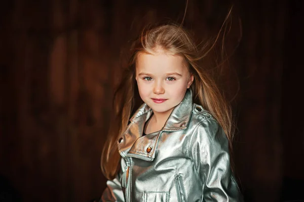 Roztomilá dívka v Motorkářská bunda — Stock fotografie