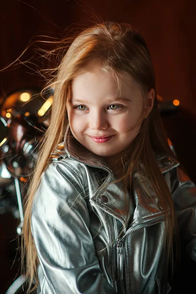 Menina bonito perto de moto — Fotografia de Stock