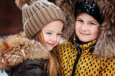 Tatlı kız ve erkek.