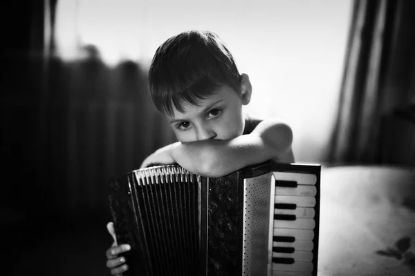 Menino com acordeão — Fotografia de Stock